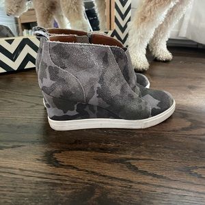 Línea Paolo wedge sneakers in good condition. Worn twice. Very cute!